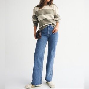 A&F High Rise 90s Distressed Relaxed Jean Size 30L